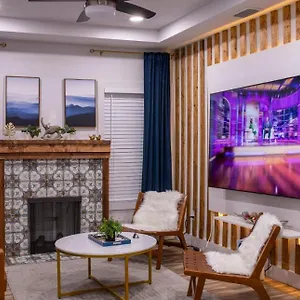 Luxury 5-br House, Downtown With Holiday home